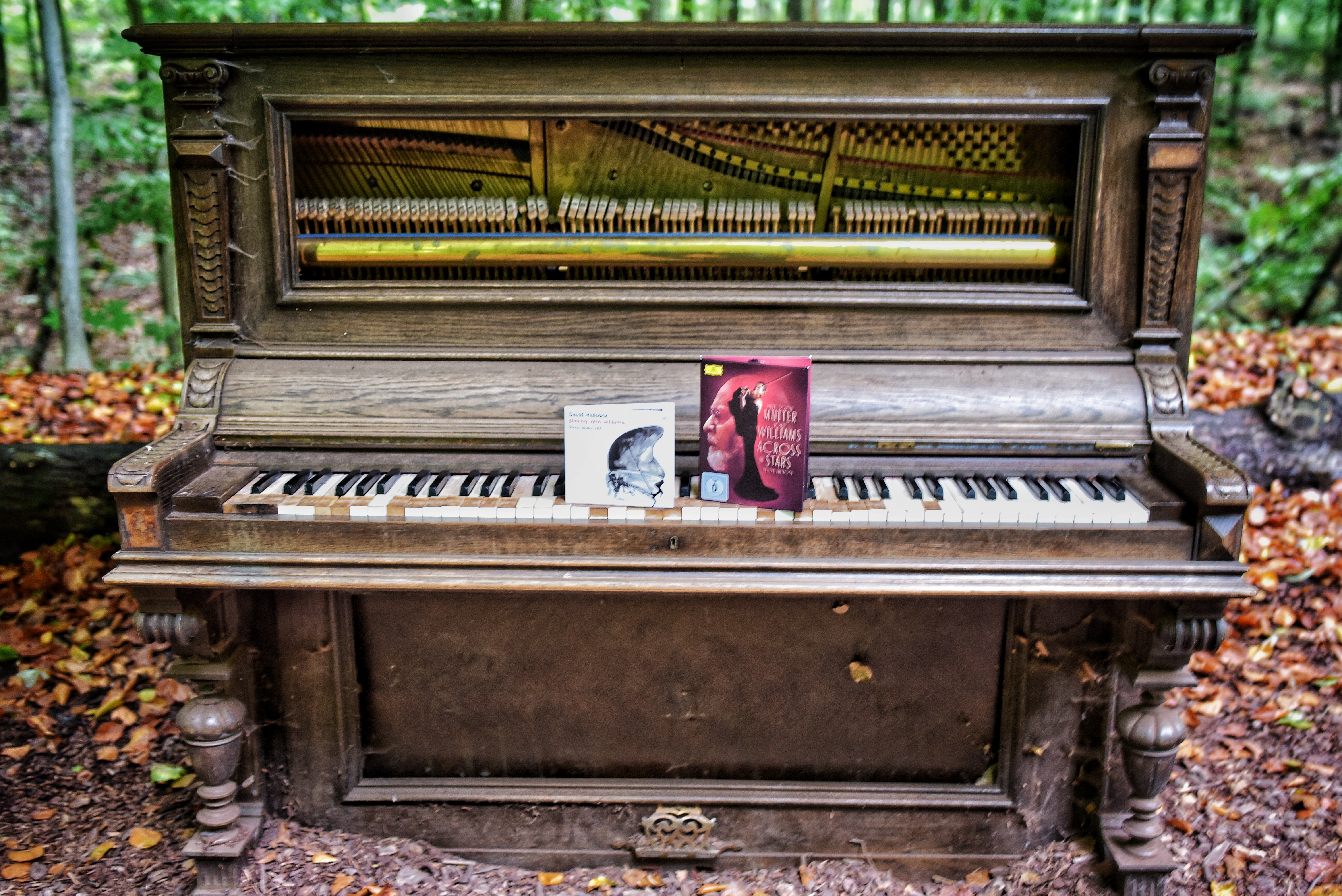 Klavier mit CDs von David Helbock und Anne-Sophie Mutter