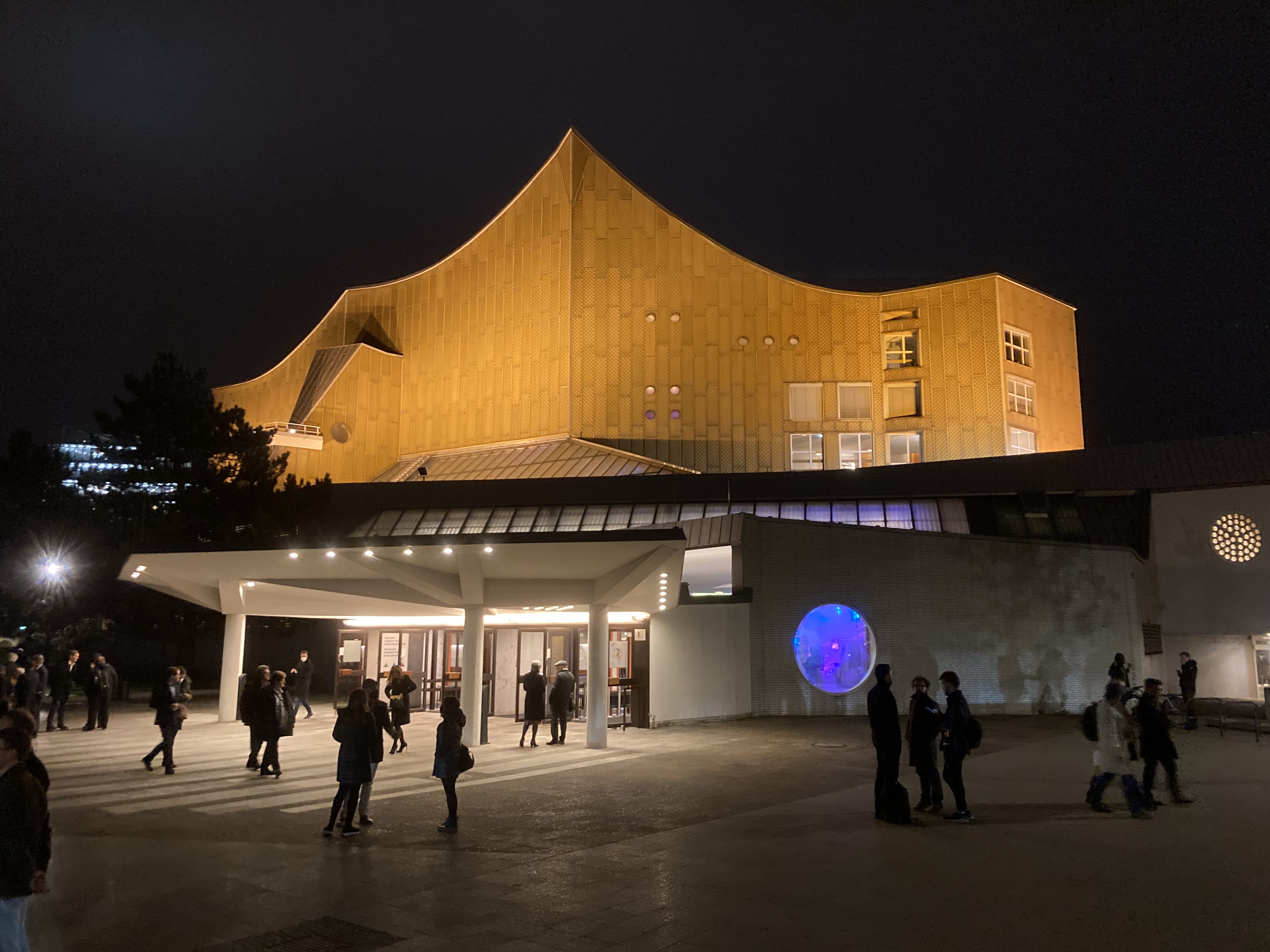 Berliner Philharmonie nachts außen